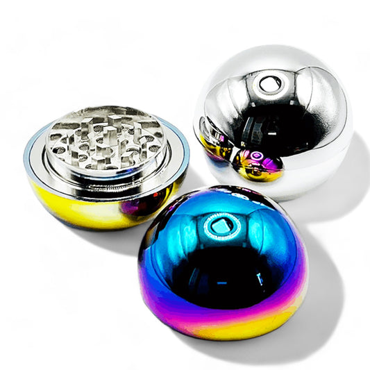 Einzigartiger Ball Grinder aus dem GENIAL MATERIAL SHOP in schimmerndem Silber und Rainbow-Optik, mit einem Durchmesser von 50 mm für ein außergewöhnliches Mahlerlebnis und stilvolle Präsentation.