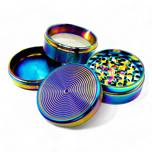 Bunte GENIAL MATERIAL Rainbow Grinder mit präziser Mahltechnik in 50 mm und 54 mm Varianten, verleihen der Kräuterzerkleinerung mit ihrer einzigartigen Farbgebung einen Hauch von Kreativität und Extravaganz.