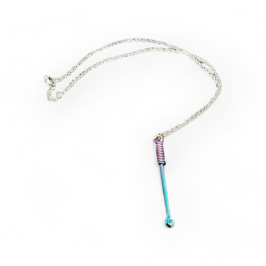 Löffel-Halskette - Ein stilvolles Must-have Accessoire mit Funktionscharakter. Vielseitig einsetzbar, auffälliger Löffelanhänger in Regenbogenfarben, Länge der Kette beträgt 30 cm.