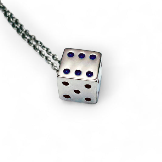 Würfelanhänger Halskette - Spiel mit Stil und Vielseitigkeit. 60 cm lange Kette, 1 cm großer Anhänger in Silber oder Schwarz. Bunte Details auf dem Würfel verleihen dem Accessoire eine fröhliche Ausstrahlung.