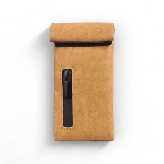FIREDOG Rollbag - Stilvolle Tabaktasche für den anspruchsvollen Raucher. Schwarzes oder braunes Kunstleder, kompaktes Roll-Up-Format für einfache Mitnahme, praktisches Seitenfach für kleine Gegenstände.
